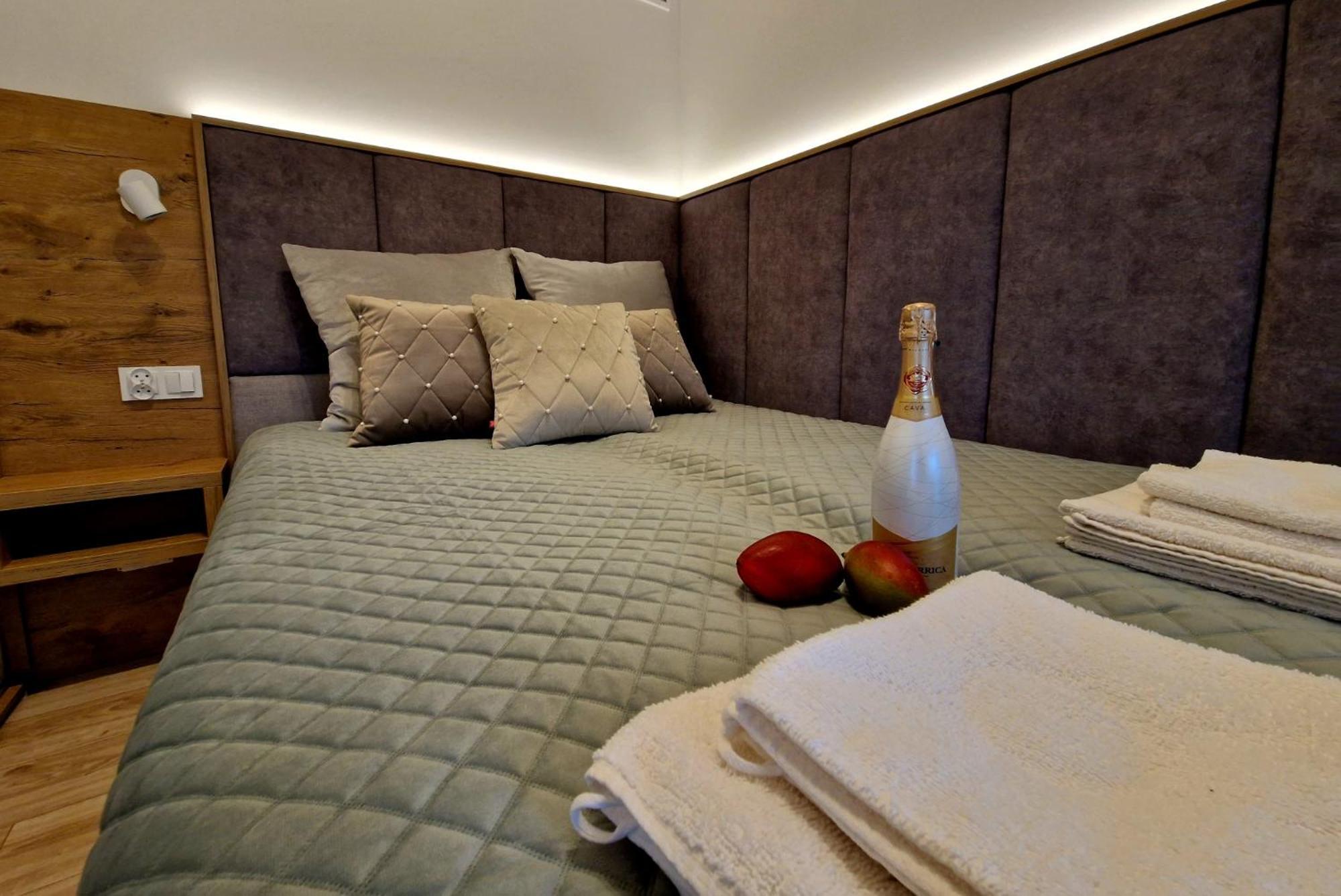 Nowe Domki Deluxe Z Widokiem Na Zatoke Z Basenem I Sauna Oslonino Esterno foto